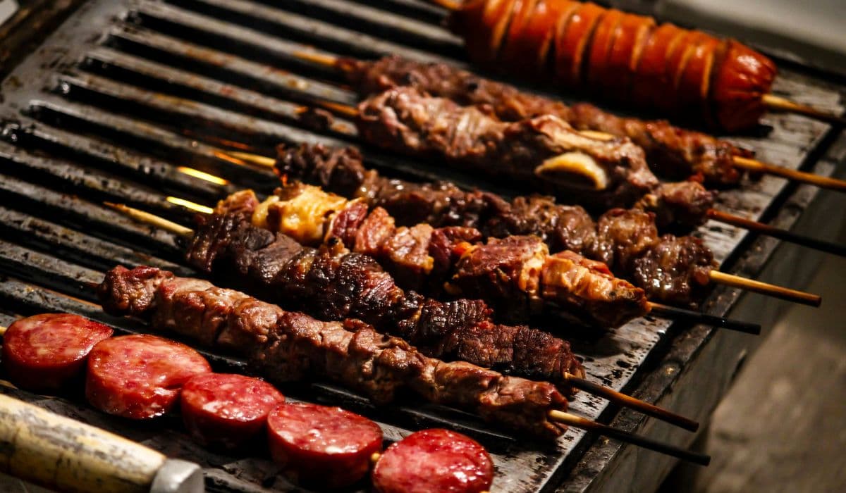 Merguez et brochettes halal sur le grill